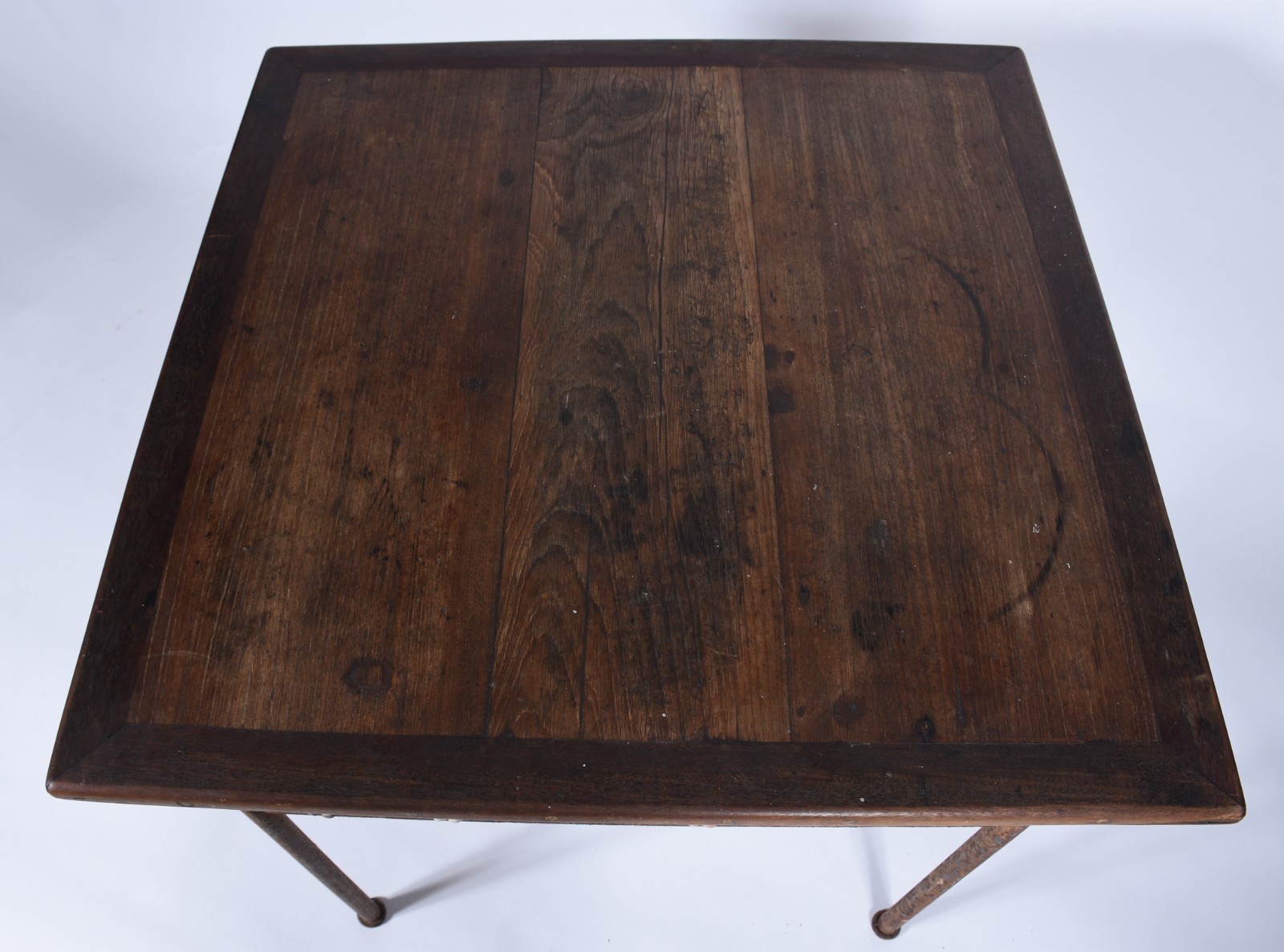 Mesa com base de metal (oxidado) tampo de madeira, saia com arte... - foto 8 de 11