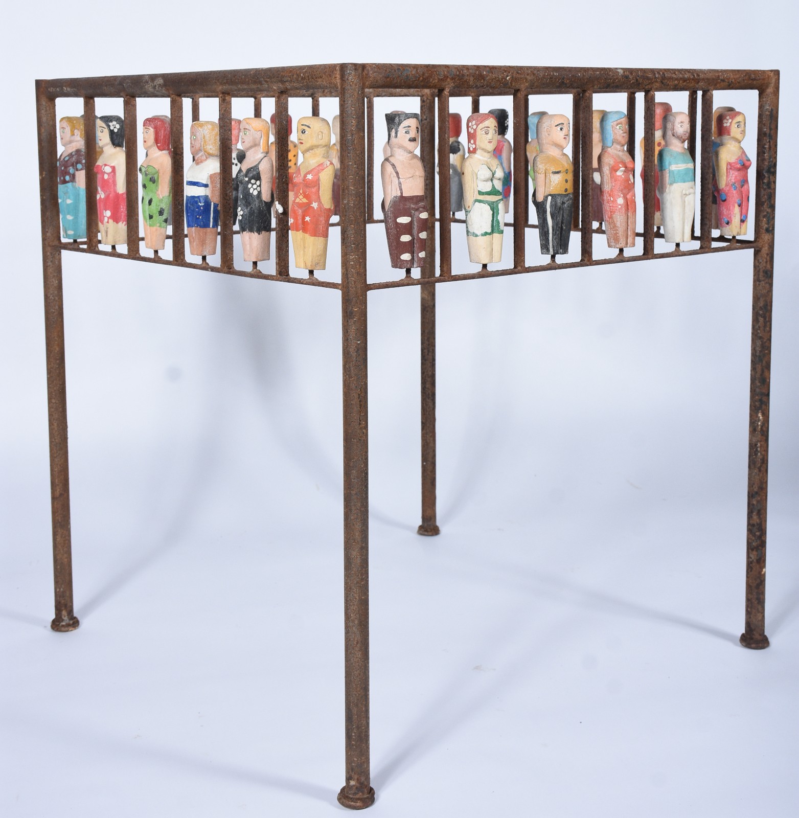 Mesa com base de metal (oxidado) tampo de madeira, saia com arte... - foto 10 de 11