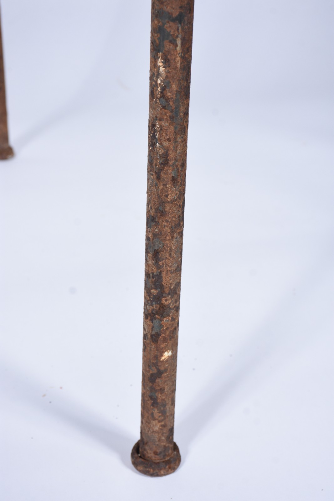 Mesa com base de metal (oxidado) tampo de madeira, saia com arte... - foto 11 de 11