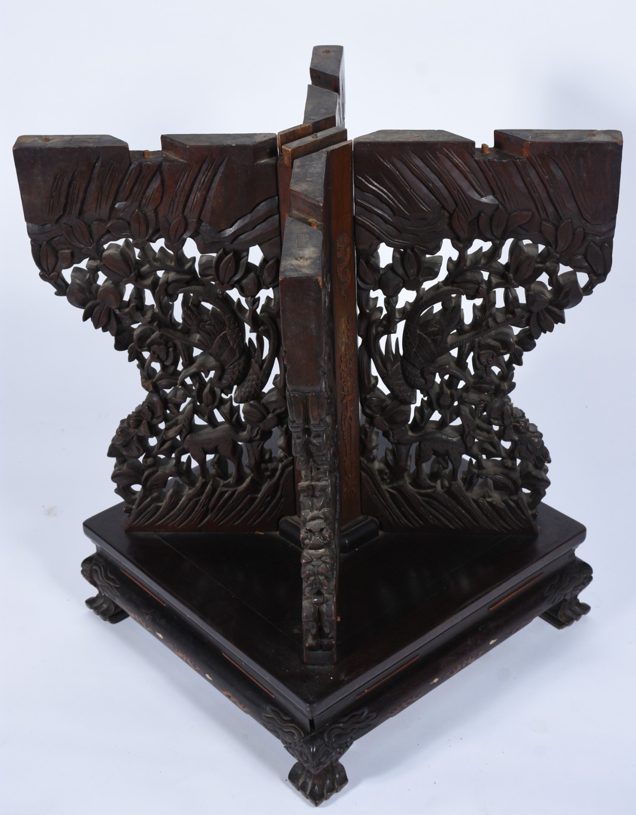 Mesa auxiliar de madeira nobre, tampo quadrangular apoiado em quatro... - foto 5 de 8