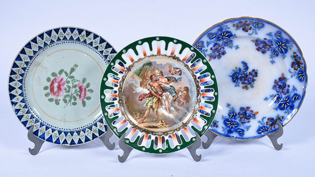 Três pratos diversos de porcelana, sendo 1 com borda vazada,1 com...