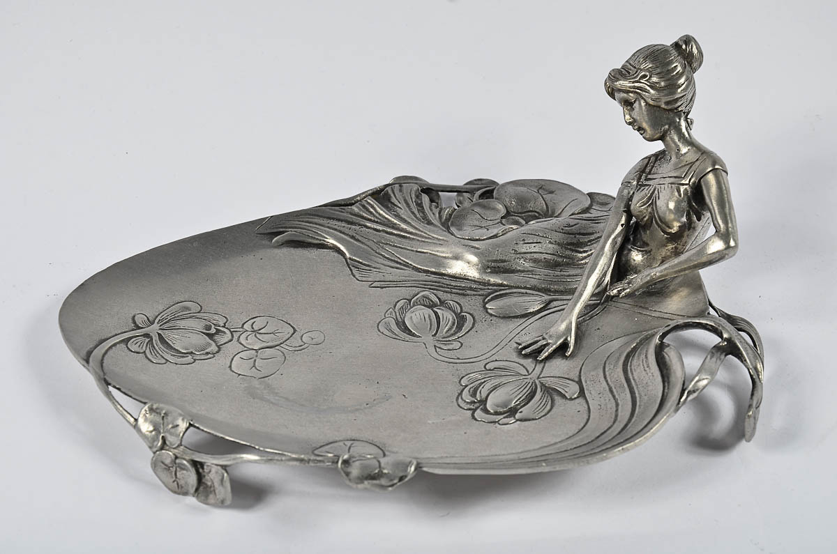 Porta cartões Art nouveau em pewter com figura feminina e flores...