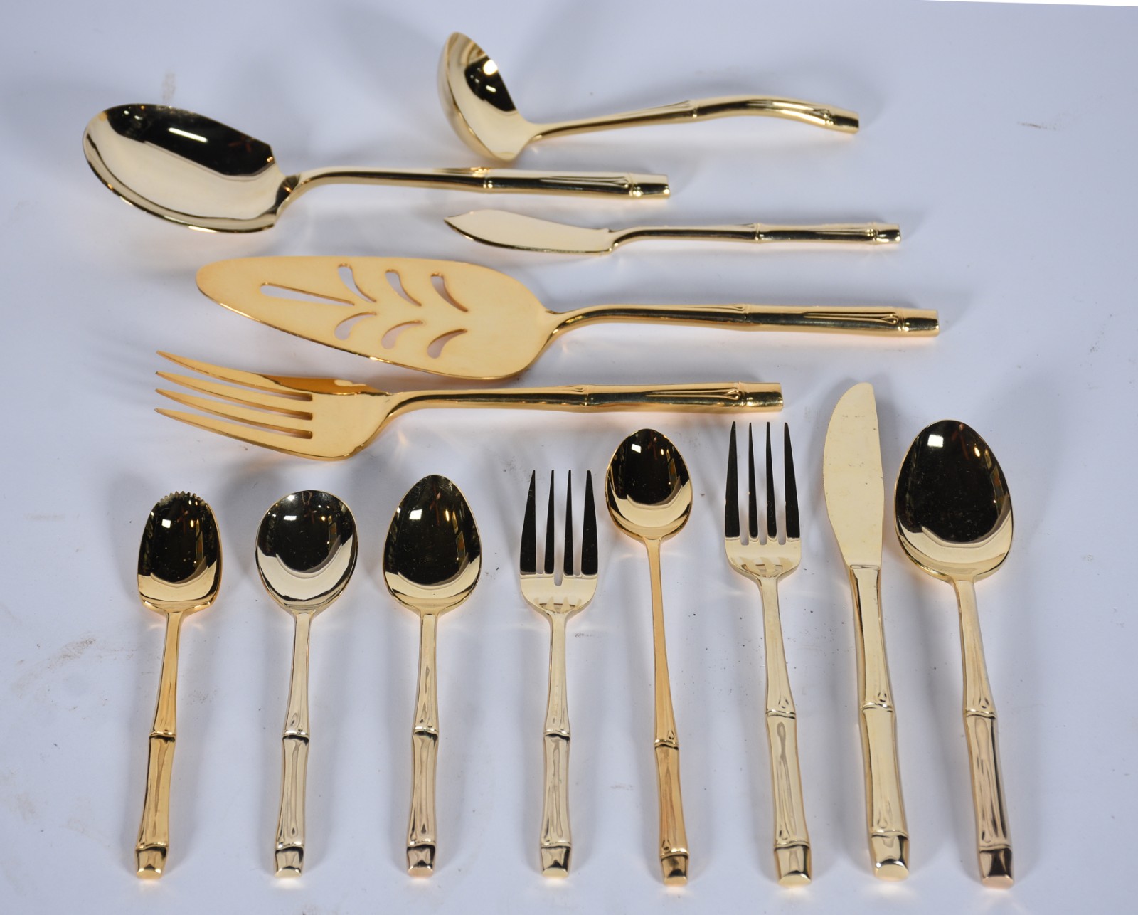 Faqueiro dourado composto de: 11 colheres,12 garfos,12 facas... - foto 1 de 6
