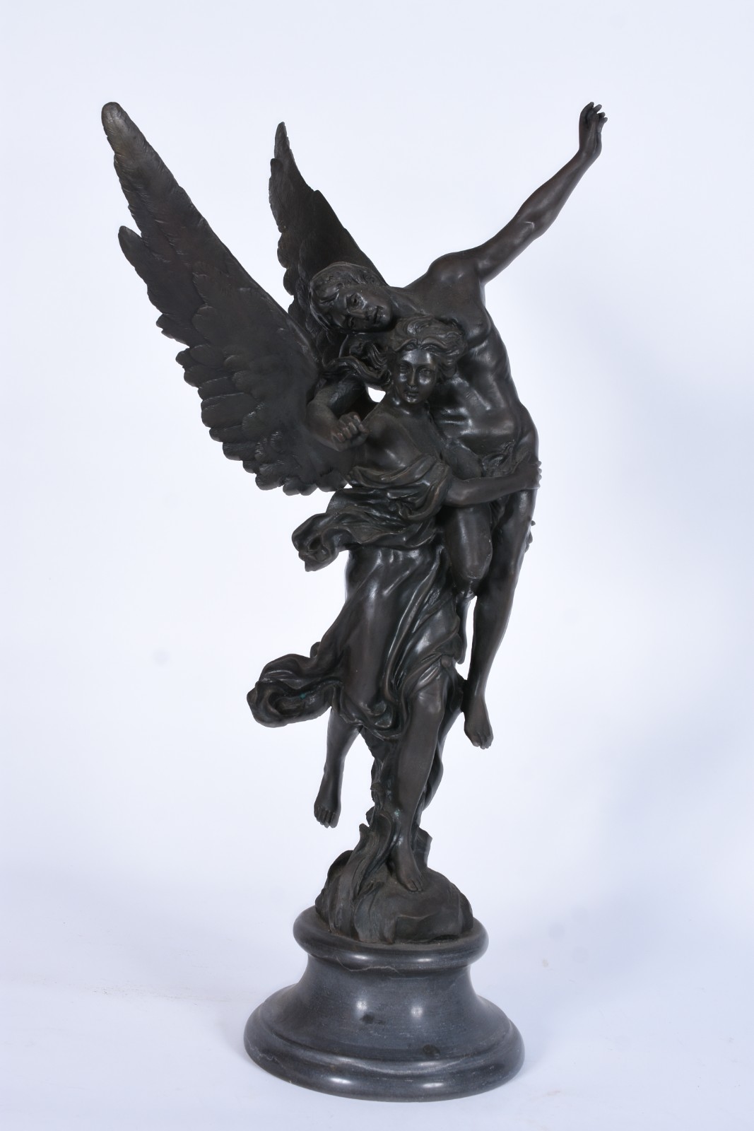 Grupo escultórico de bronze representando mulher alada com figura... - foto 1 de 7