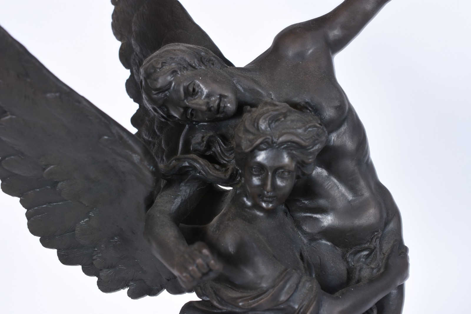 Grupo escultórico de bronze representando mulher alada com figura... - foto 2 de 7