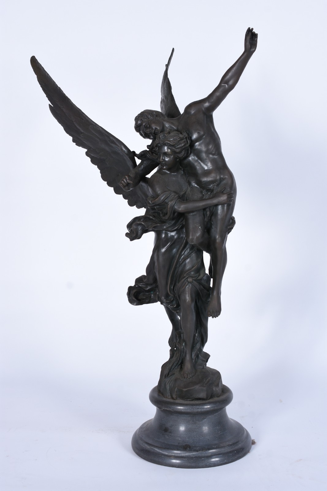Grupo escultórico de bronze representando mulher alada com figura... - foto 3 de 7