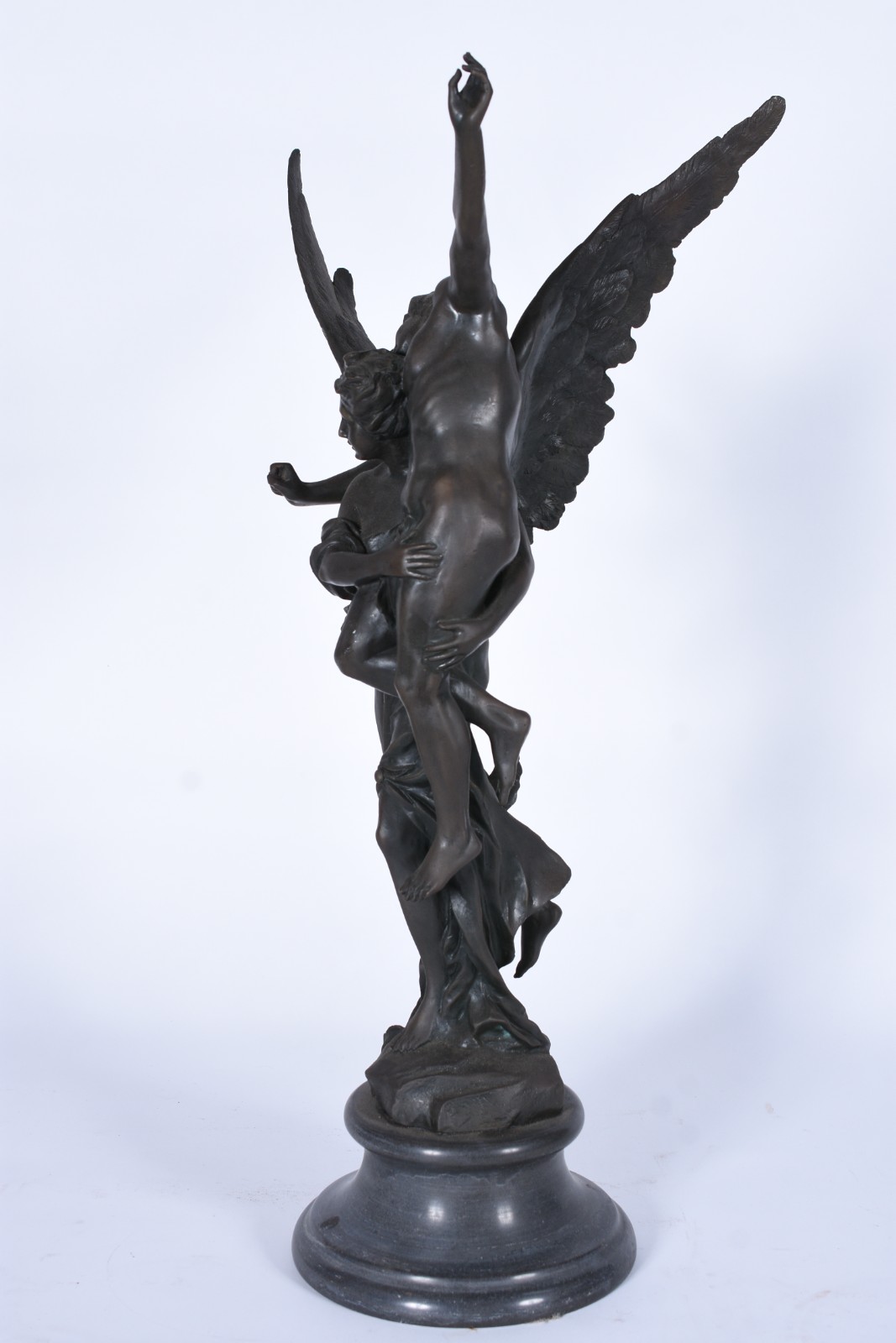 Grupo escultórico de bronze representando mulher alada com figura... - foto 4 de 7