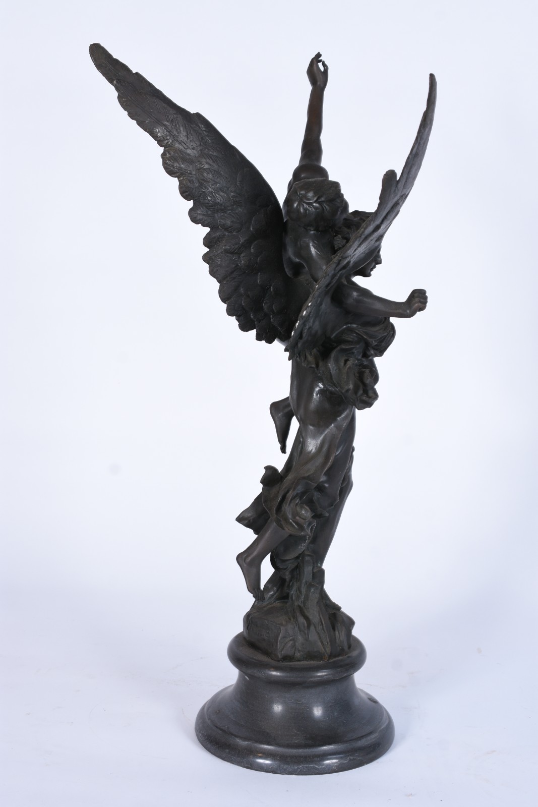 Grupo escultórico de bronze representando mulher alada com figura... - foto 5 de 7