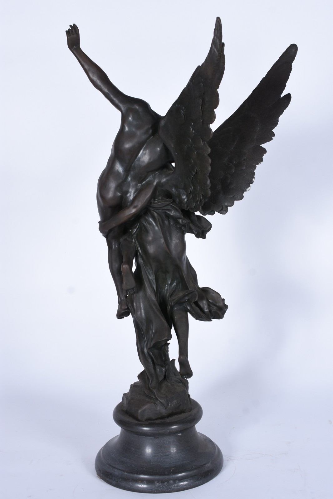 Grupo escultórico de bronze representando mulher alada com figura... - foto 6 de 7