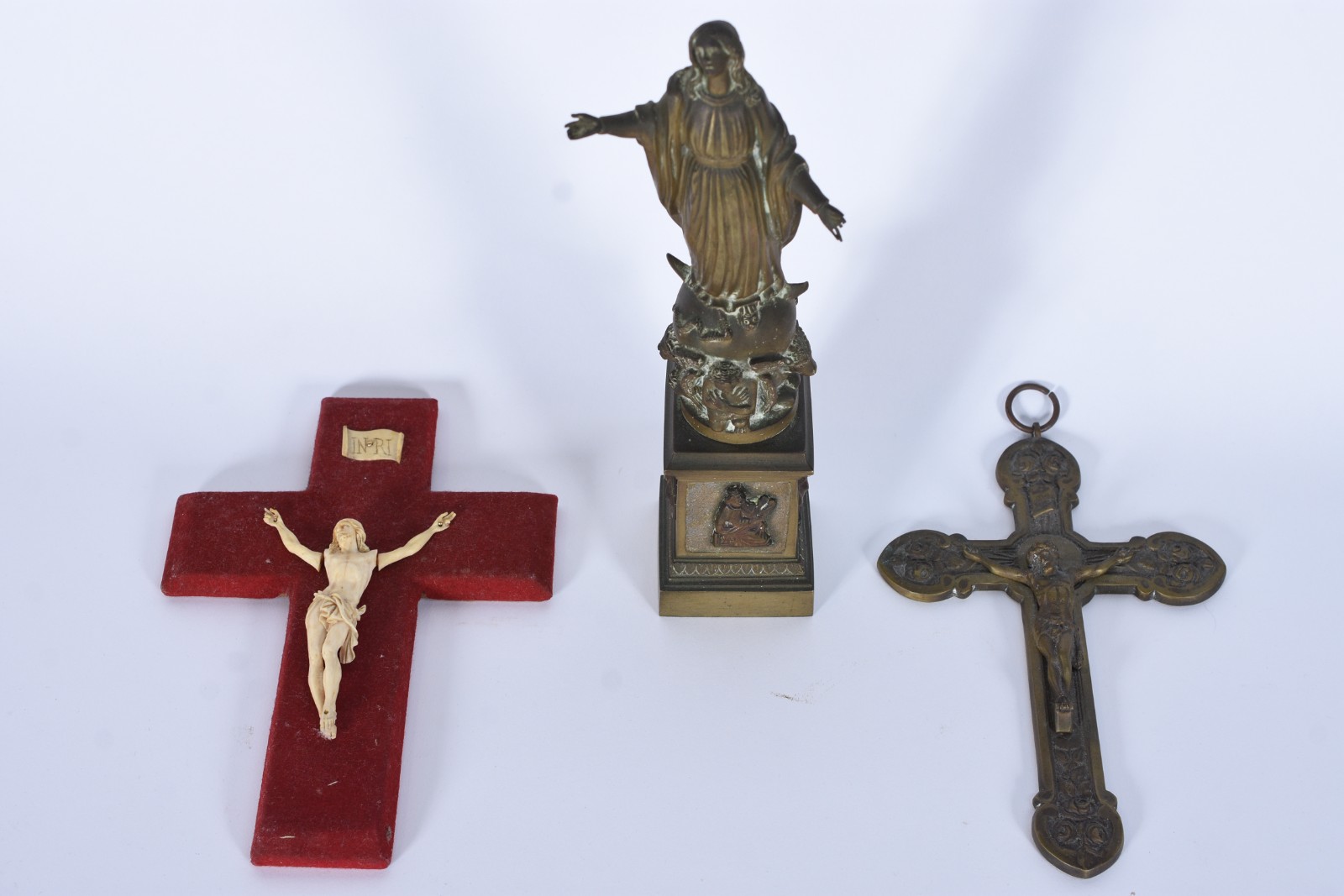 Três peças sacras, sendo: Nossa Senhora sobre pedestal de bronze... - foto 1 de 7