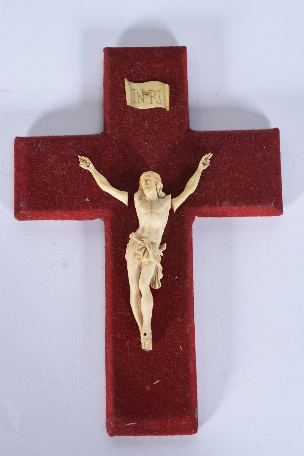 Três peças sacras, sendo: Nossa Senhora sobre pedestal de bronze... - foto 2 de 7