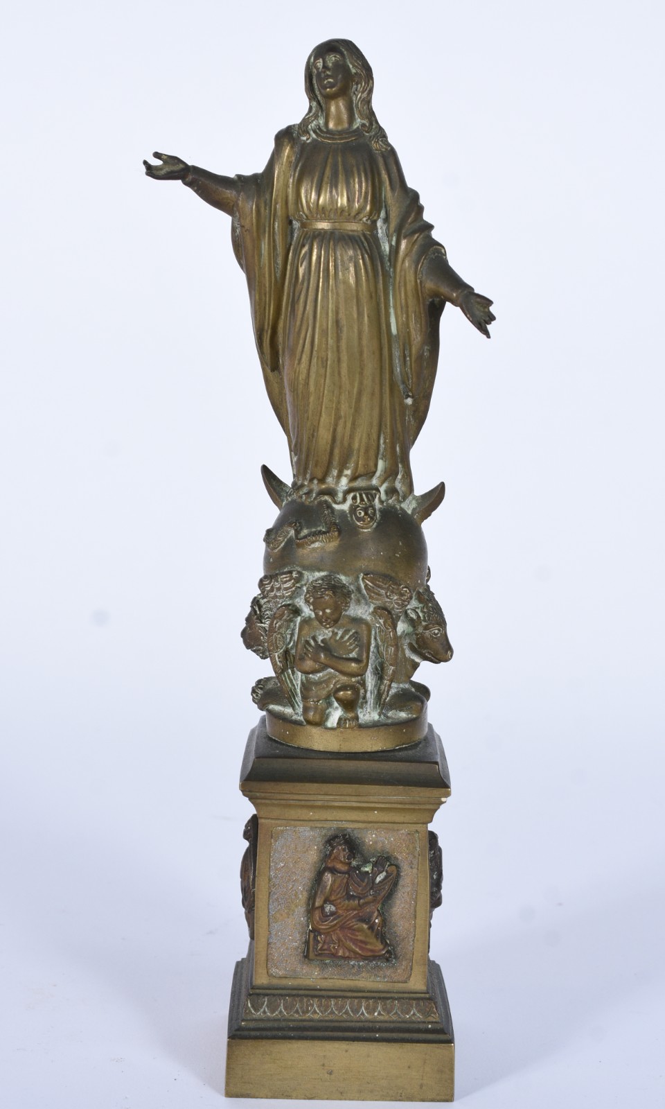 Três peças sacras, sendo: Nossa Senhora sobre pedestal de bronze... - foto 4 de 7