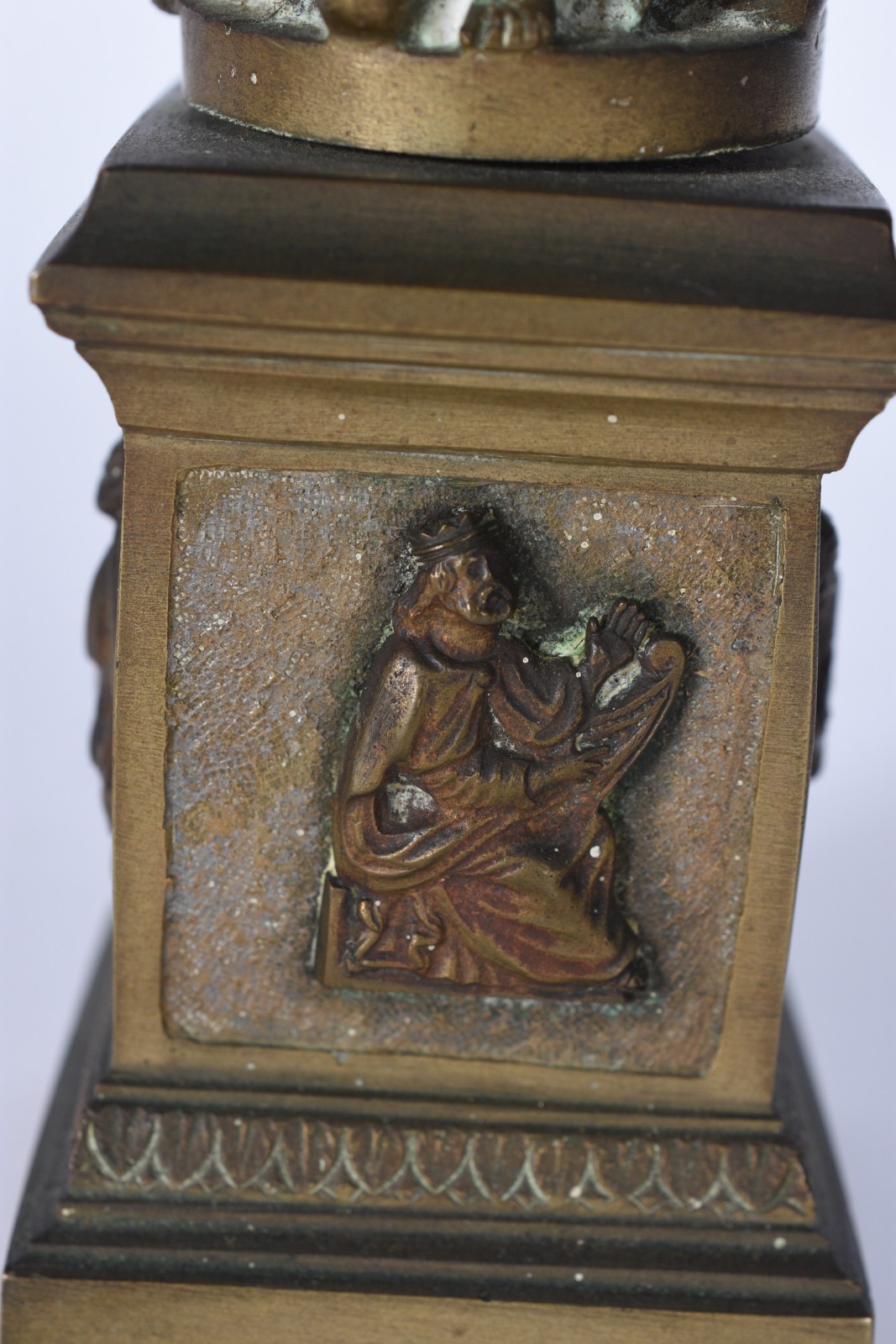 Três peças sacras, sendo: Nossa Senhora sobre pedestal de bronze... - foto 5 de 7