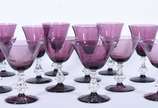 Serviço de taças de vidro na cor uva, composto ... - Serviço de taças de vidro na cor uva, composto de: 6 para vinho (1 com bicado) e 6 para champagne (1 com bicado). Total: 12 peças.