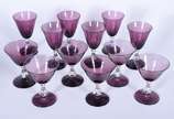 Serviço de taças de vidro na cor uva, composto ... - Serviço de taças de vidro na cor uva, composto de: 6 para vinho (1 com bicado) e 6 para champagne (1 com bicado). Total: 12 peças.