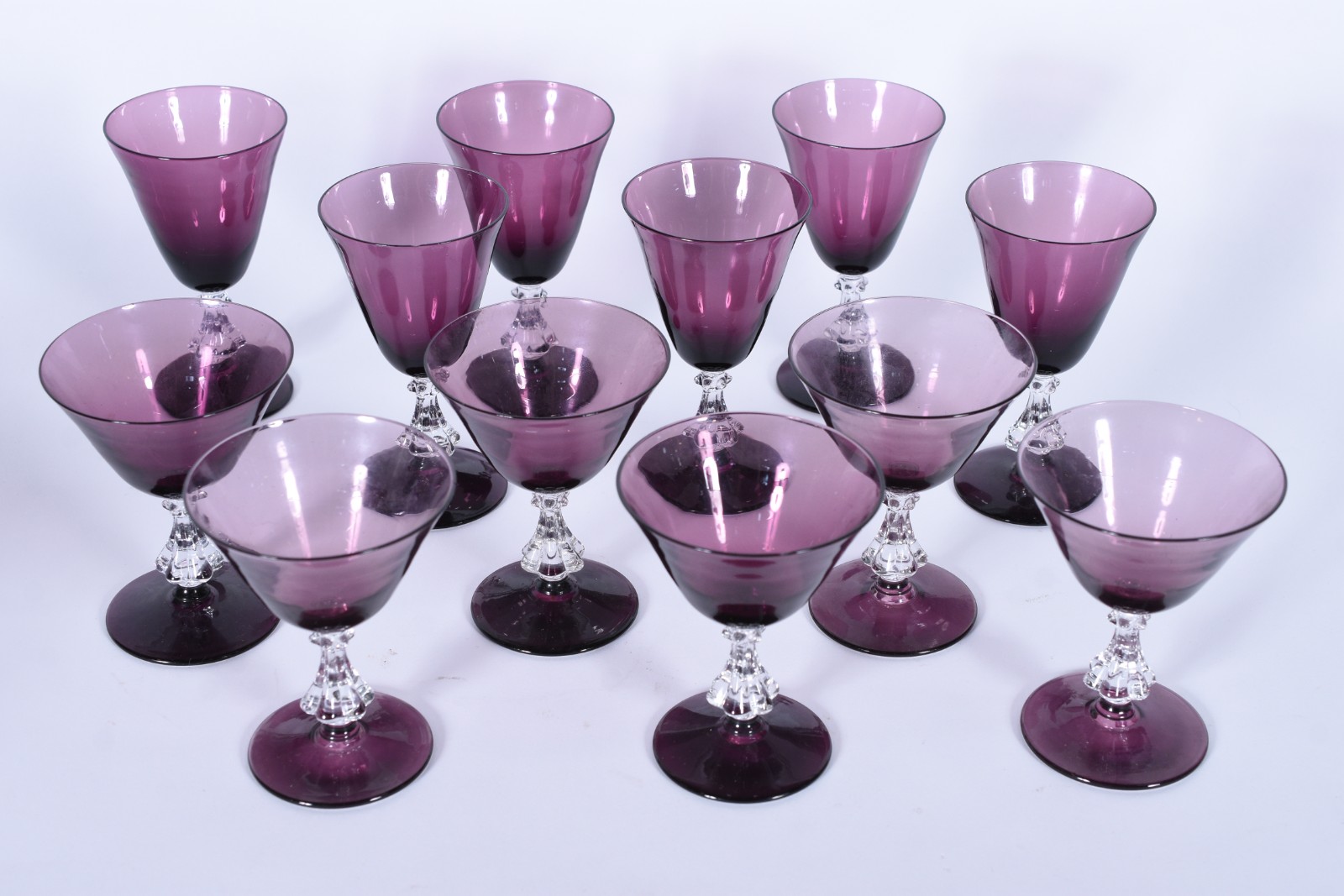 Serviço de taças de vidro na cor uva, composto de: 6 para vinho (1... - foto 2 de 5