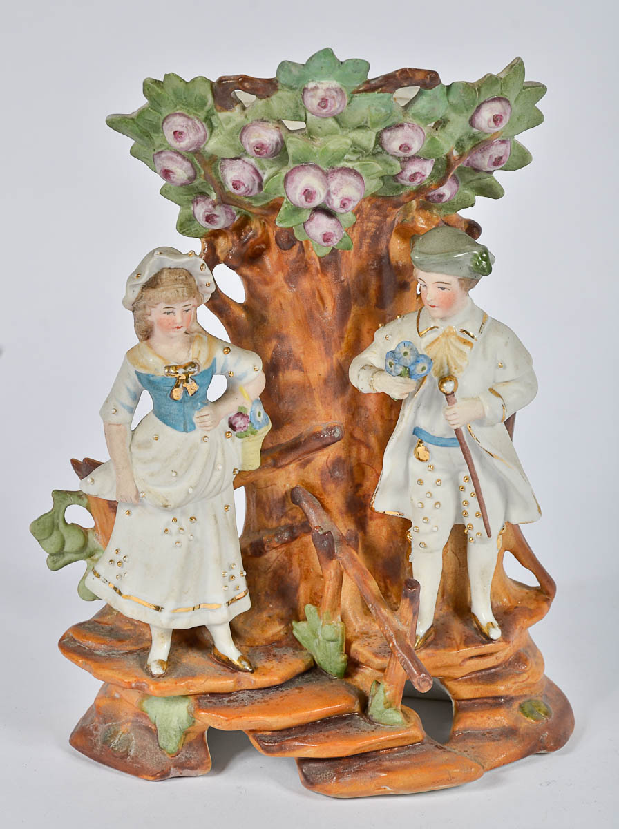 Floreira de porcelana policromada na forma de árvore com casal de...