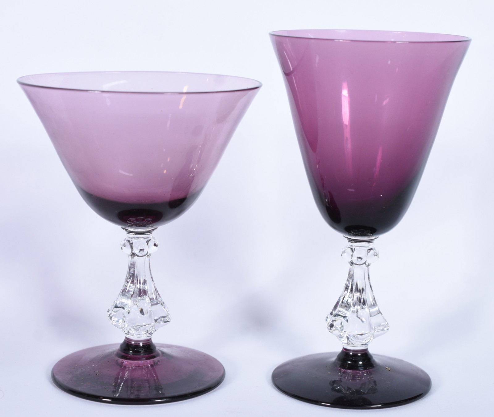 Serviço de taças de vidro na cor uva, composto de: 6 para vinho (1... - foto 3 de 5