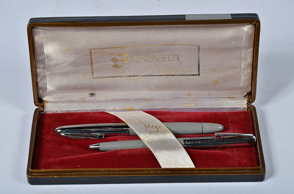 Duas canetas Sheaffer no estojo.