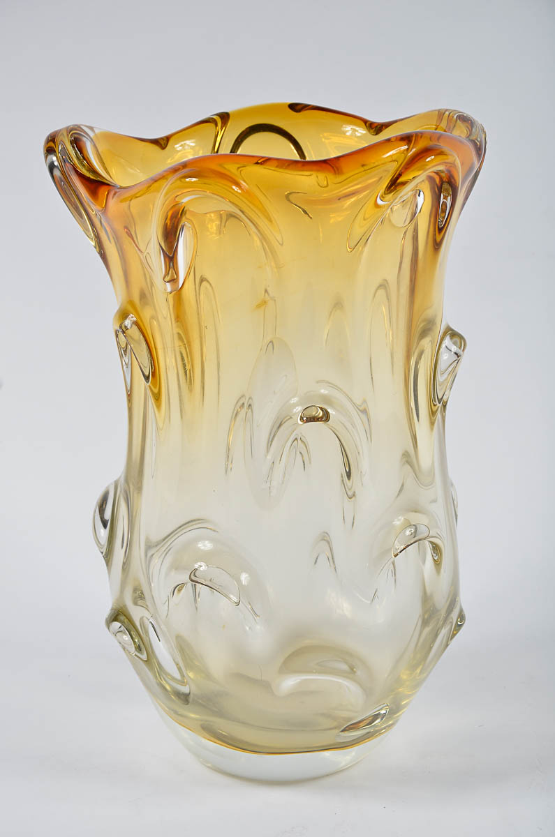 Vaso de murano na cor amarelo degradé. Alt. 35 cm.