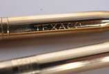 Cross (1846),  - Conjunto de caneta e lapiseira dourados com inscrição "Texaco". No estojo.