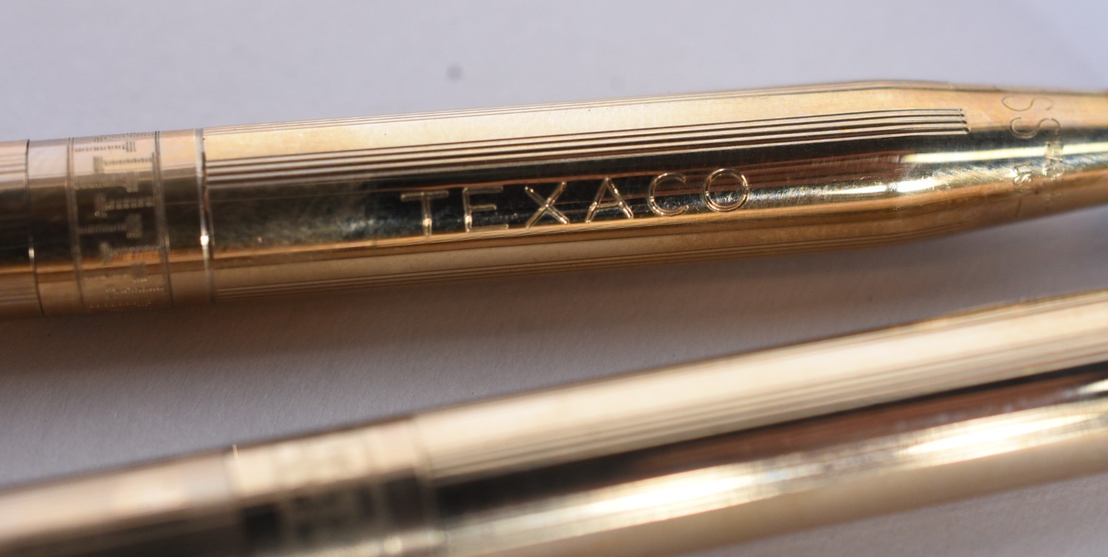 Conjunto de caneta e lapiseira dourados com inscrição "Texaco". No... - foto 3 de 8