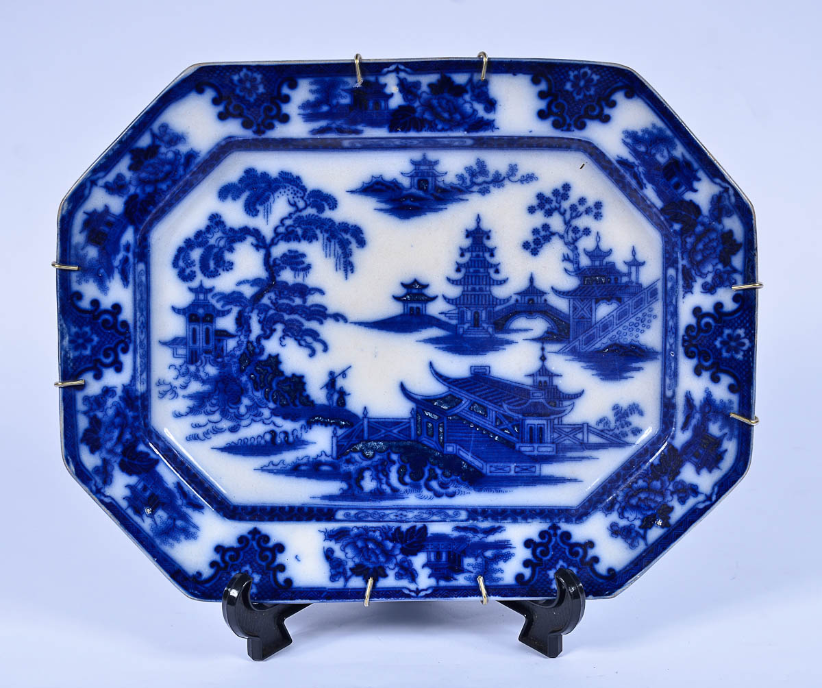 Travessa de porcelana azul borrão decorado com pagodes, feitio...