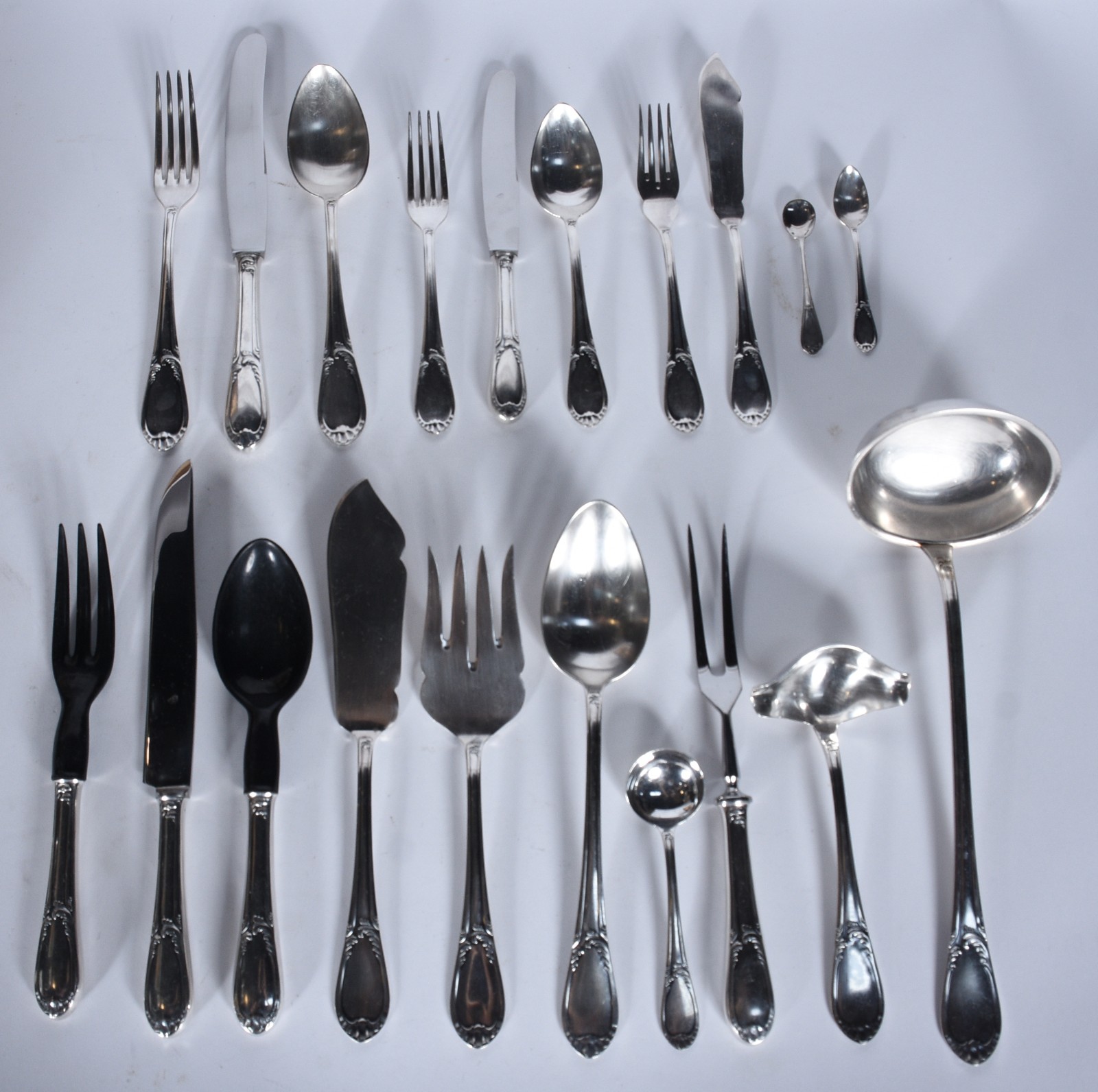 Faqueiro de metal prateado AC composto de: 12 colheres, 12 garfos, 12... - foto 1 de 11