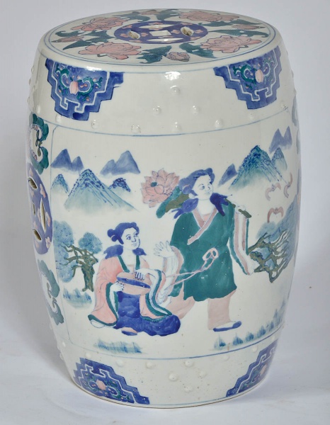Tamborete de porcelana oriental policromado. Diam 25 cm - alt. 37 cm.