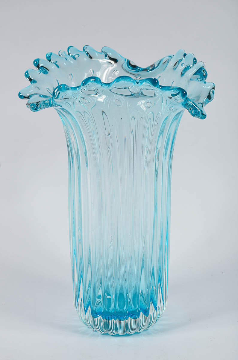 Vaso de murano com frisos e bolhas na cor azul. Alt. 40 cm - diam. 26...