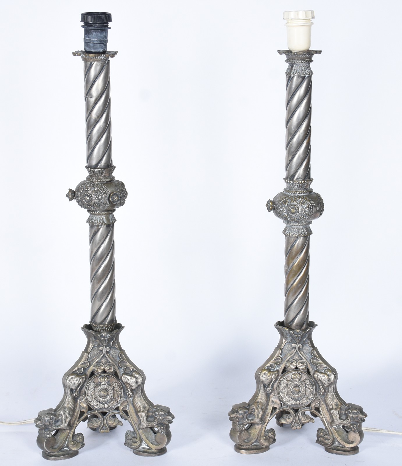 Par de abatjoures na forma de tocheiros de metal com cúpulas na cor... - foto 2 de 7