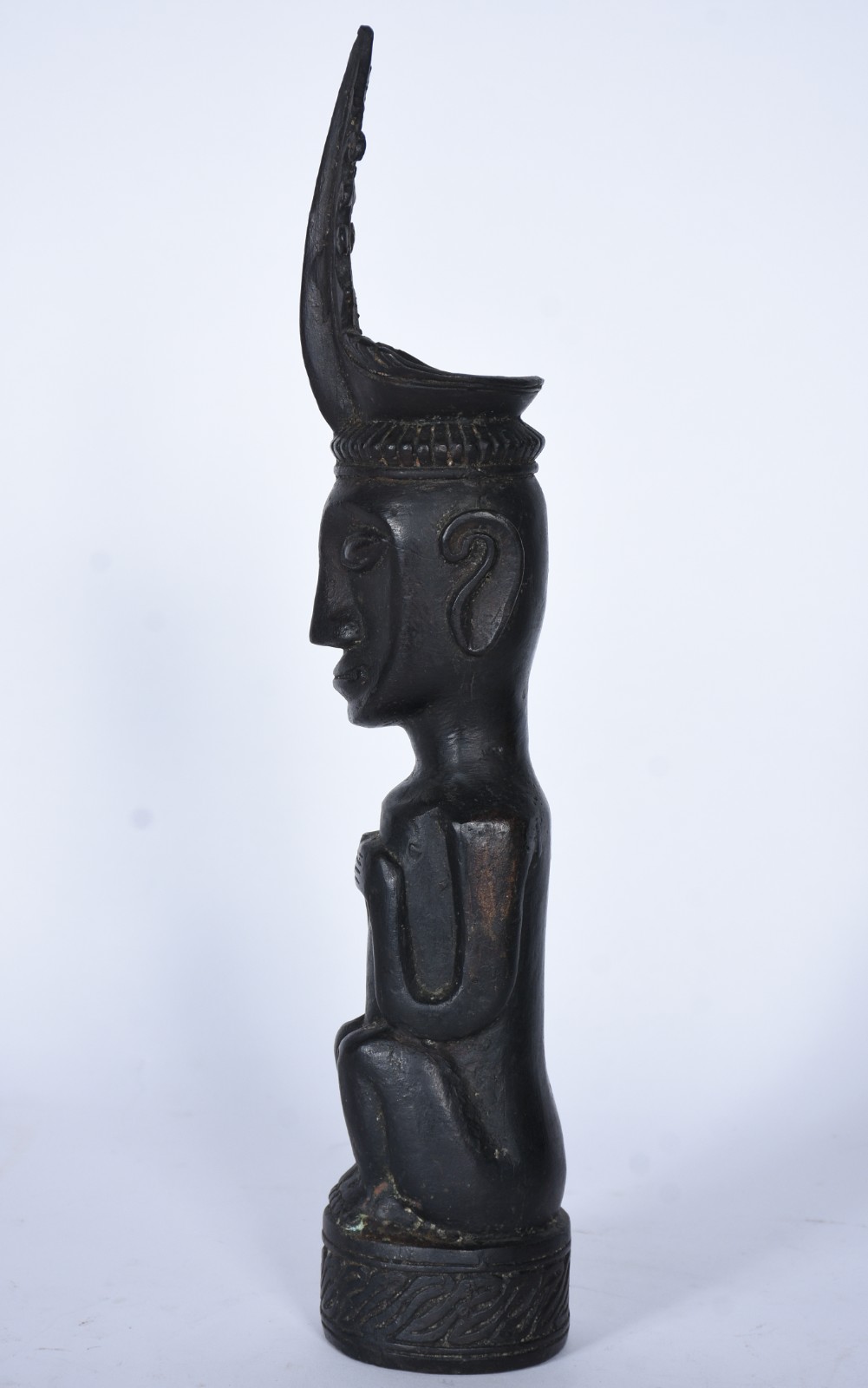 Escultura de metal representando figura africana. - foto 3 de 7