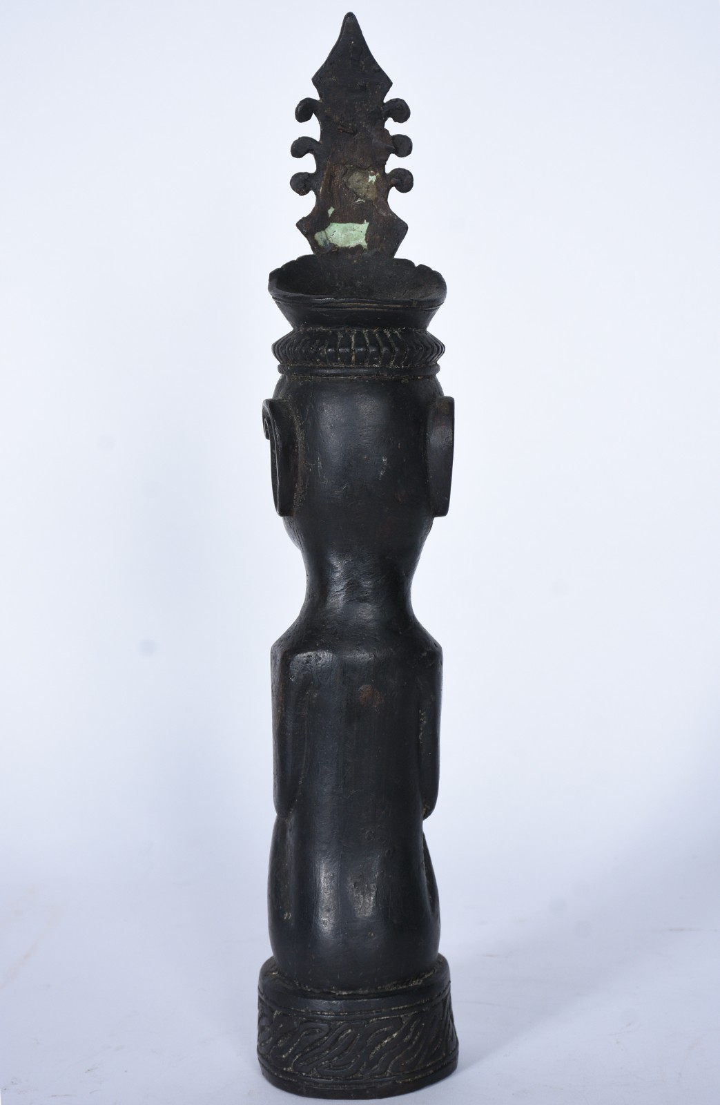 Escultura de metal representando figura africana. - foto 4 de 7