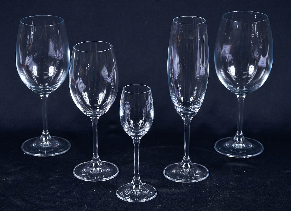 Conjunto com 30 cálices de cristal tcheco liso, sendo 6 para vinho...