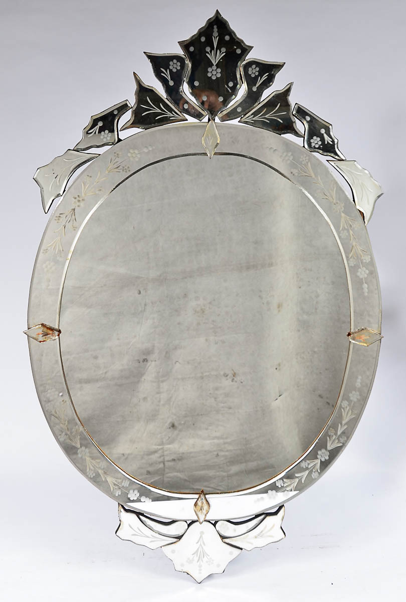 Espelho veneziano oval. Med. 120 x 73 cm.