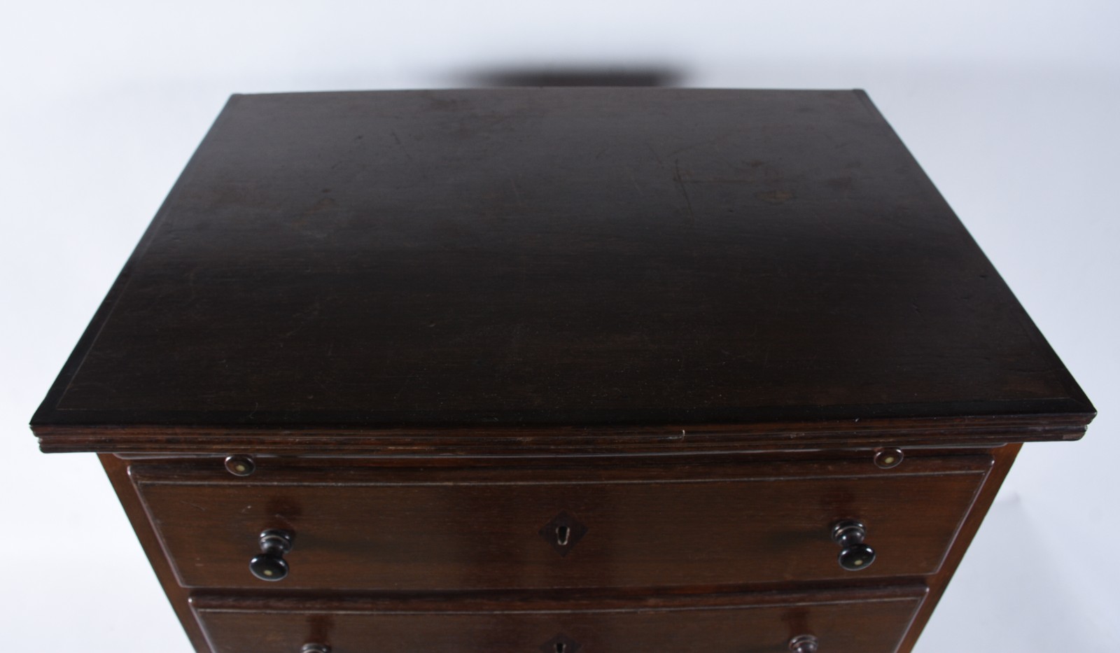 Mesa auxiliar de madeira nobre, quatro gavetas e prancha deslizante... - foto 5 de 6