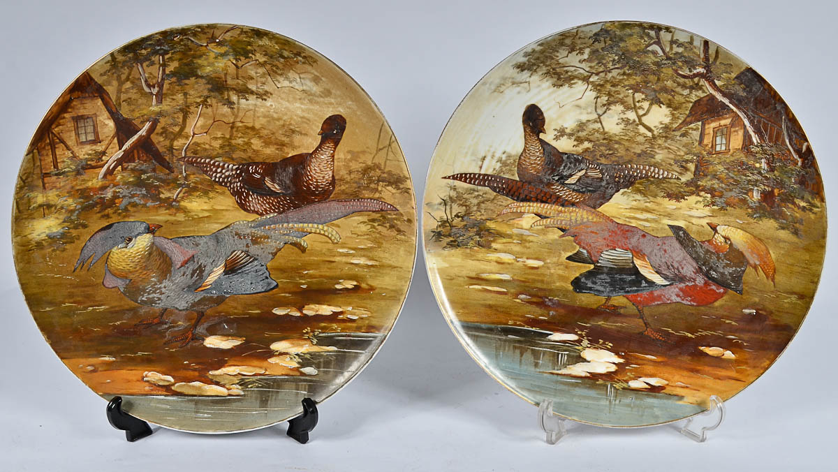 Par de medalhões de porcelana européia, decorada com desenho de...