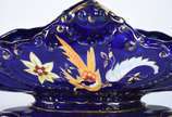 Centro de mesa de porcelana azul cobalto, detal... - Centro de mesa de porcelana azul cobalto, detalhes em dourado com desgastes.