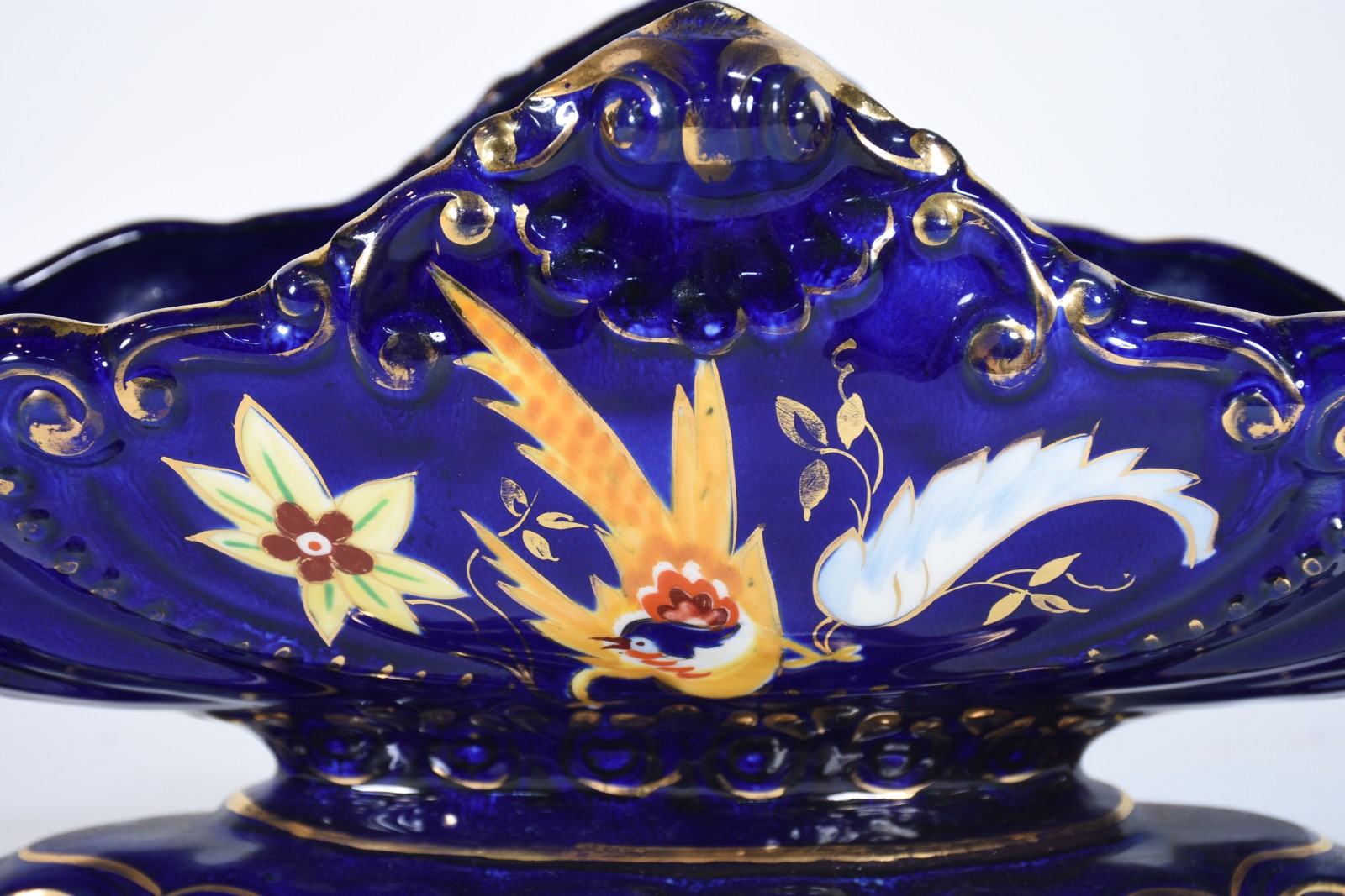 Centro de mesa de porcelana azul cobalto, detalhes em dourado com... - foto 3 de 8
