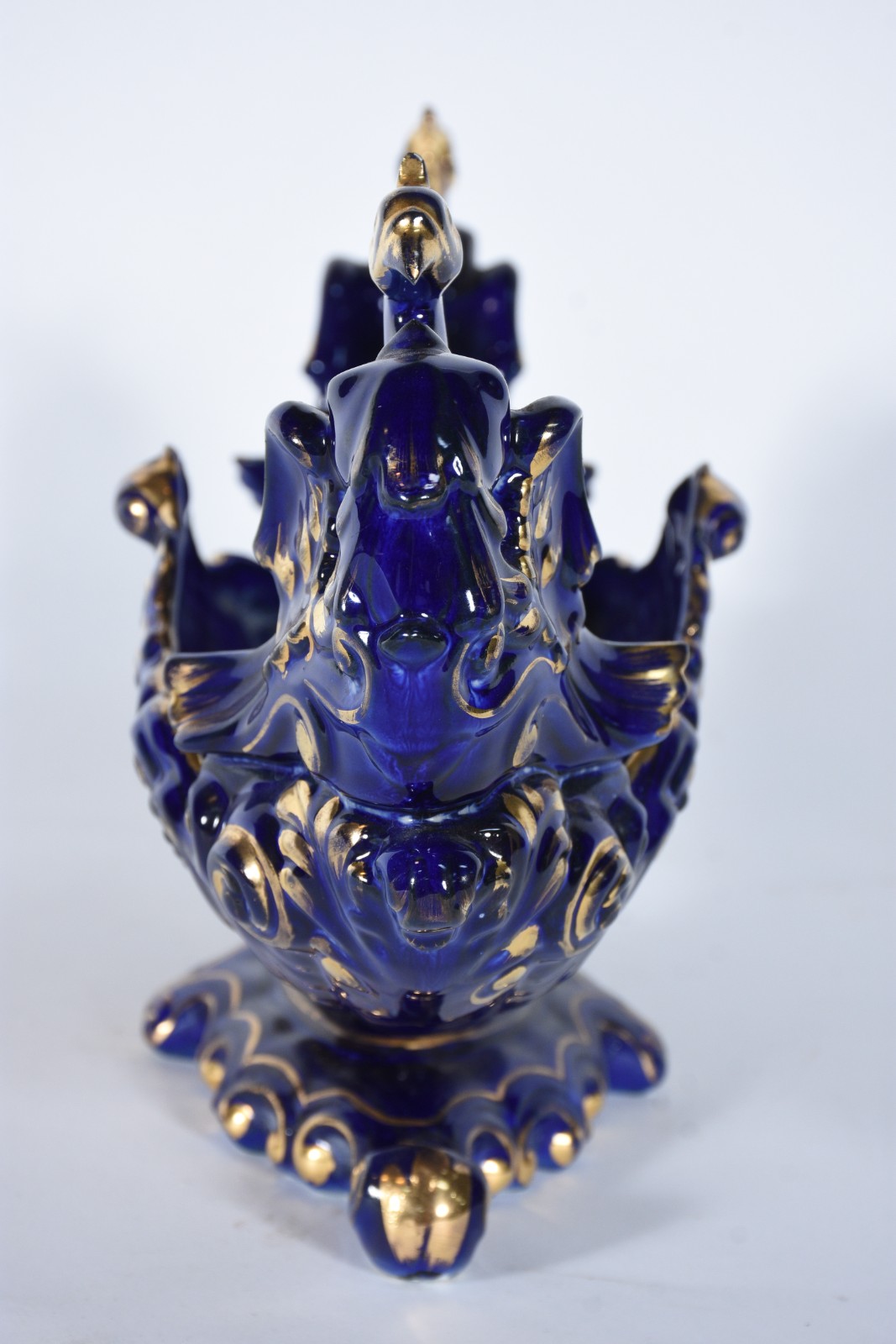 Centro de mesa de porcelana azul cobalto, detalhes em dourado com... - foto 4 de 8