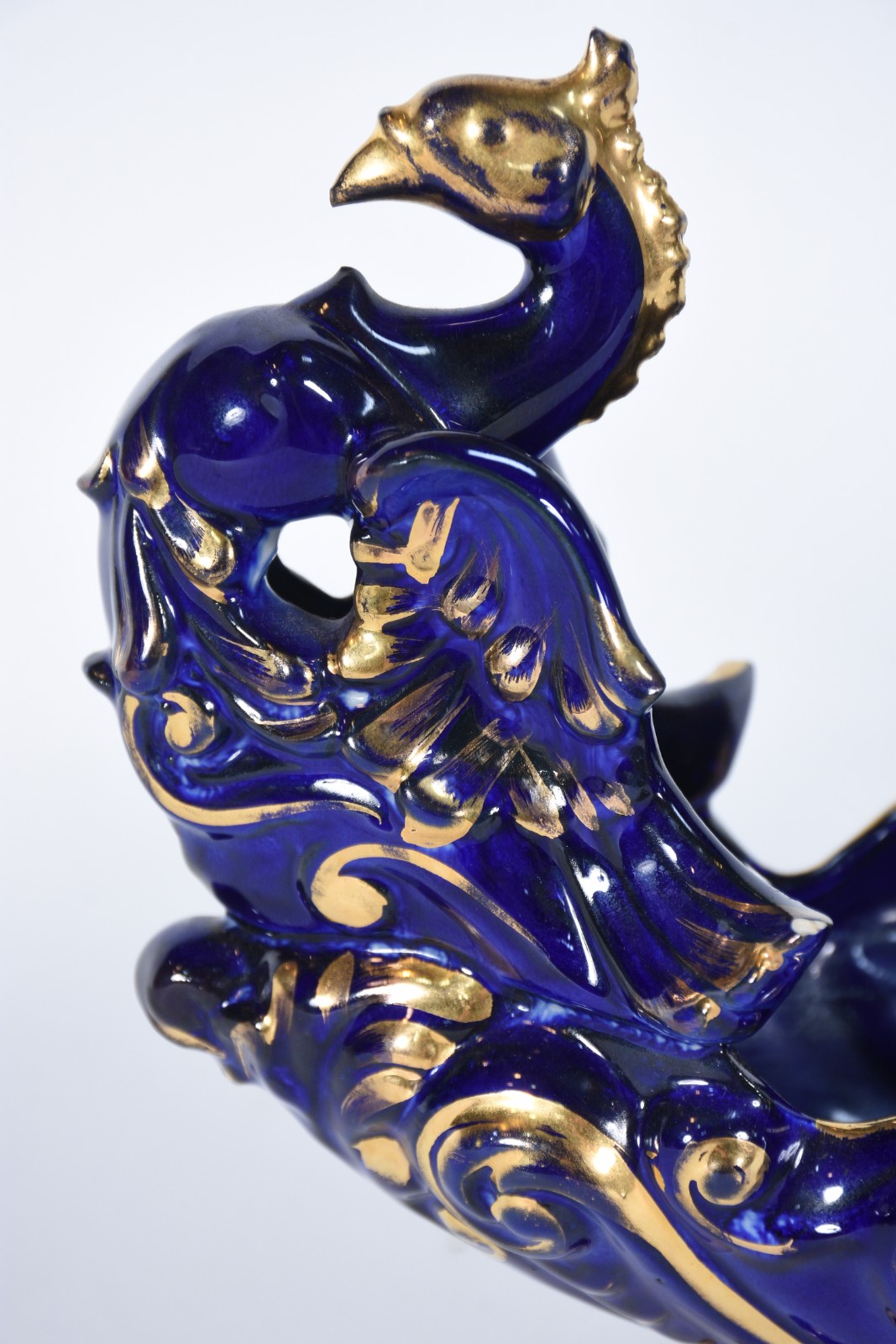 Centro de mesa de porcelana azul cobalto, detalhes em dourado com... - foto 5 de 8