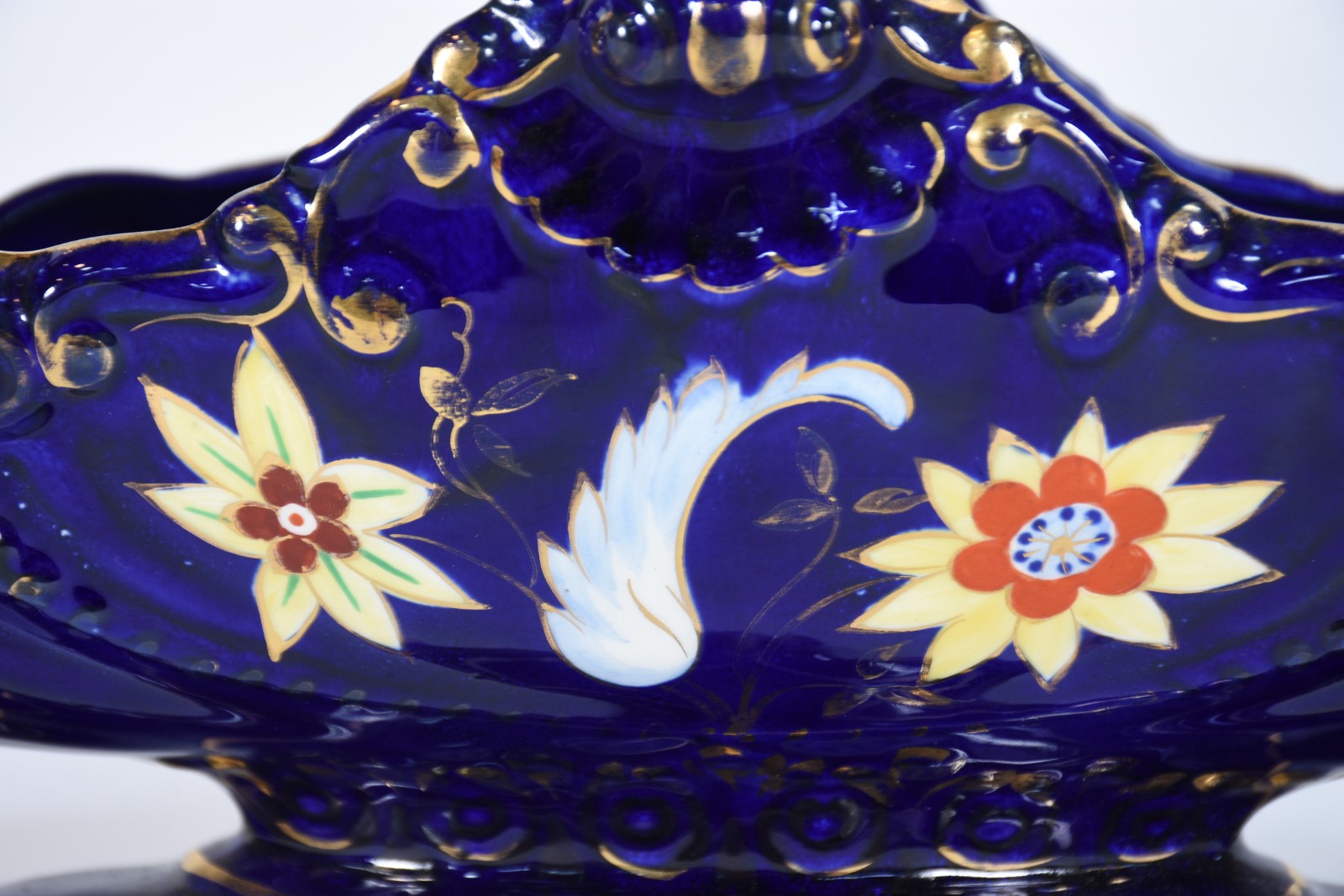 Centro de mesa de porcelana azul cobalto, detalhes em dourado com... - foto 6 de 8
