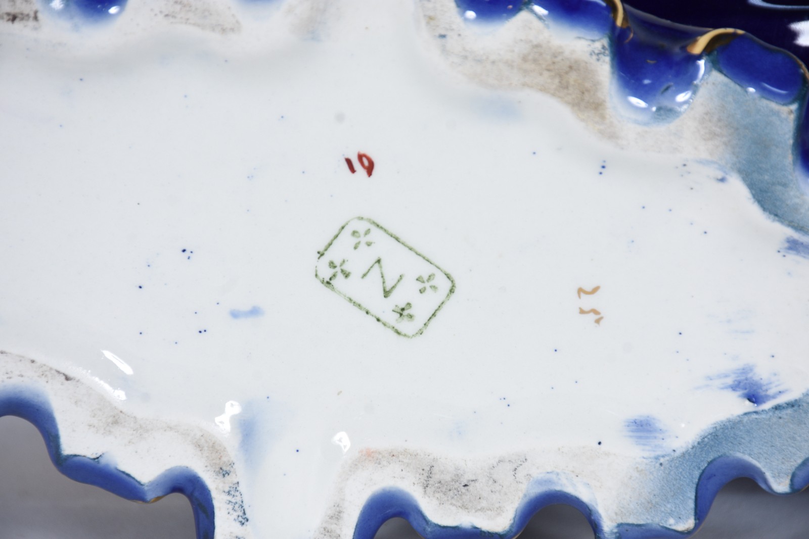 Centro de mesa de porcelana azul cobalto, detalhes em dourado com... - foto 7 de 8