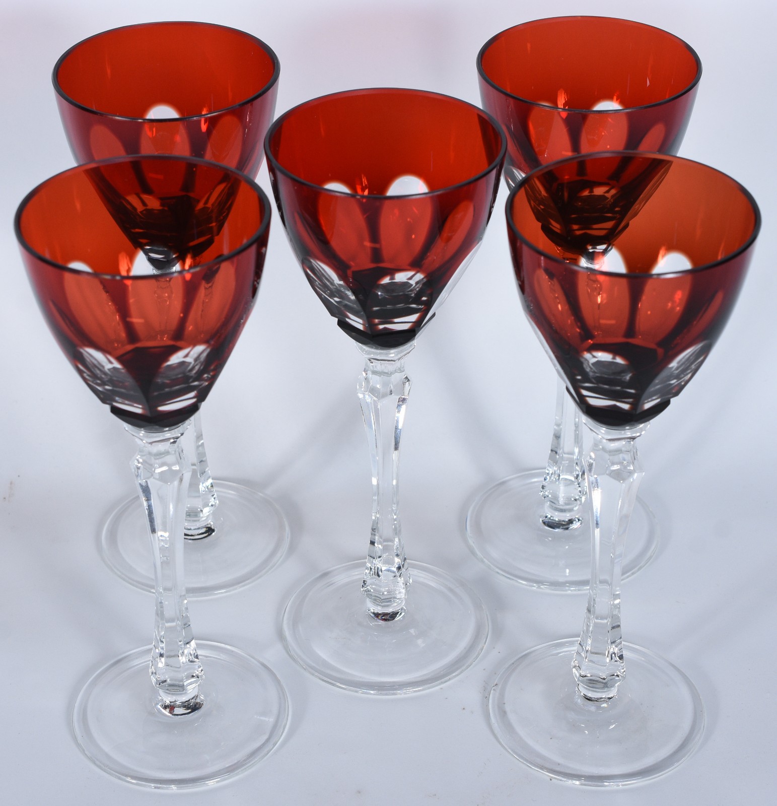 Cinco taças para vinho de cristal facetado doublé rubi. - foto 1 de 6