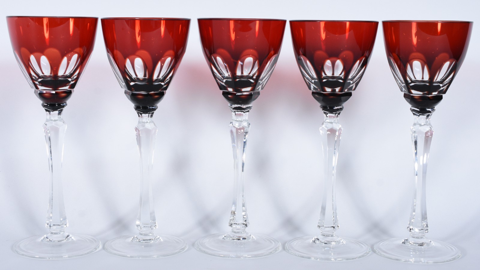 Cinco taças para vinho de cristal facetado doublé rubi. - foto 2 de 6