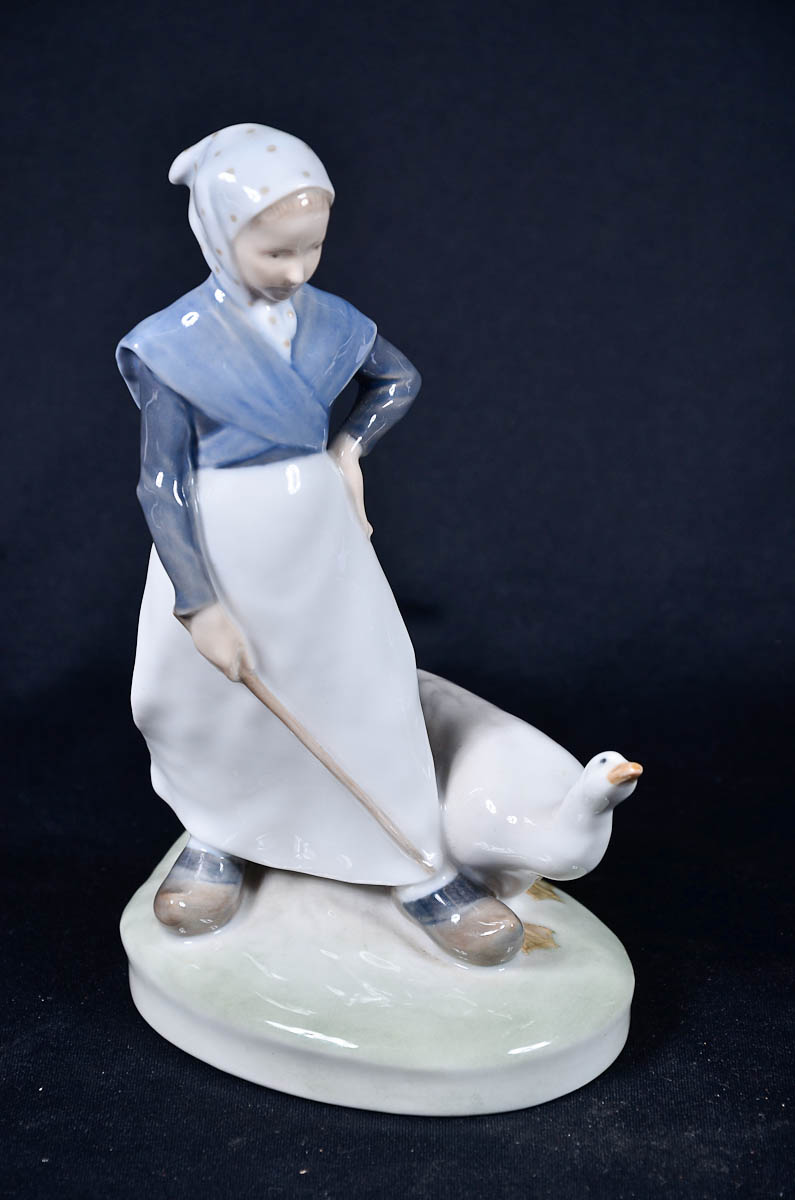 ROYAL COPENHAGEM. Girl leanding Goose. Estatueta em porcelana...