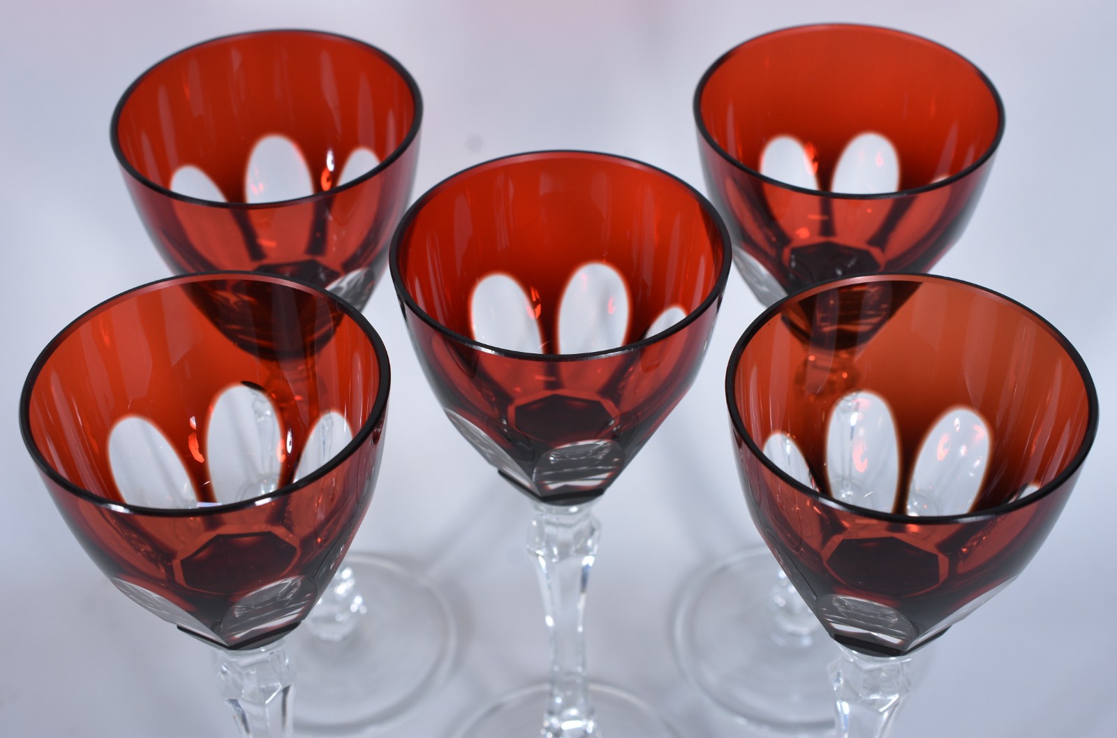 Cinco taças para vinho de cristal facetado doublé rubi. - foto 5 de 6