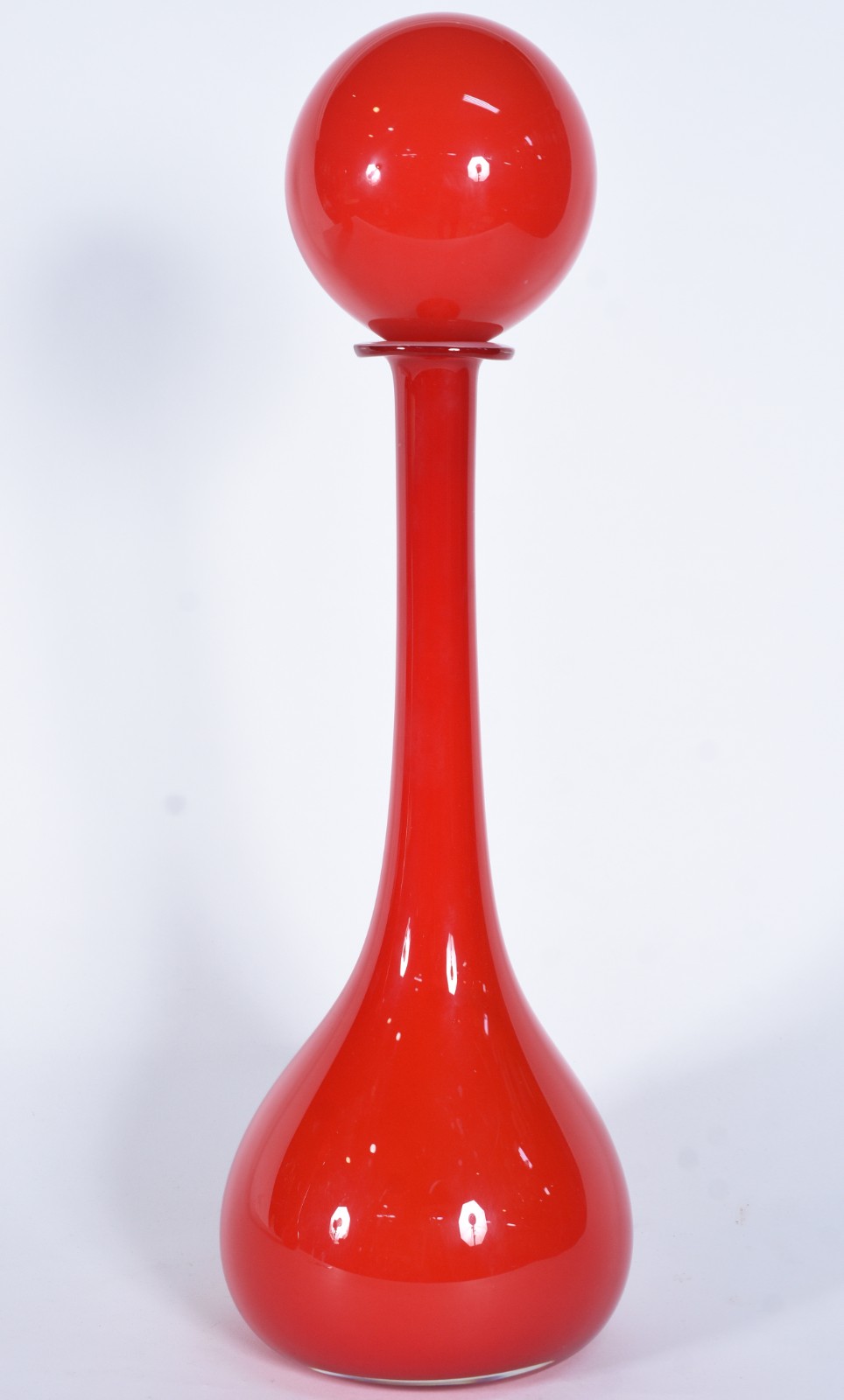 Garrafa longa de vidro vermelho. Anos 60. - foto 1 de 5