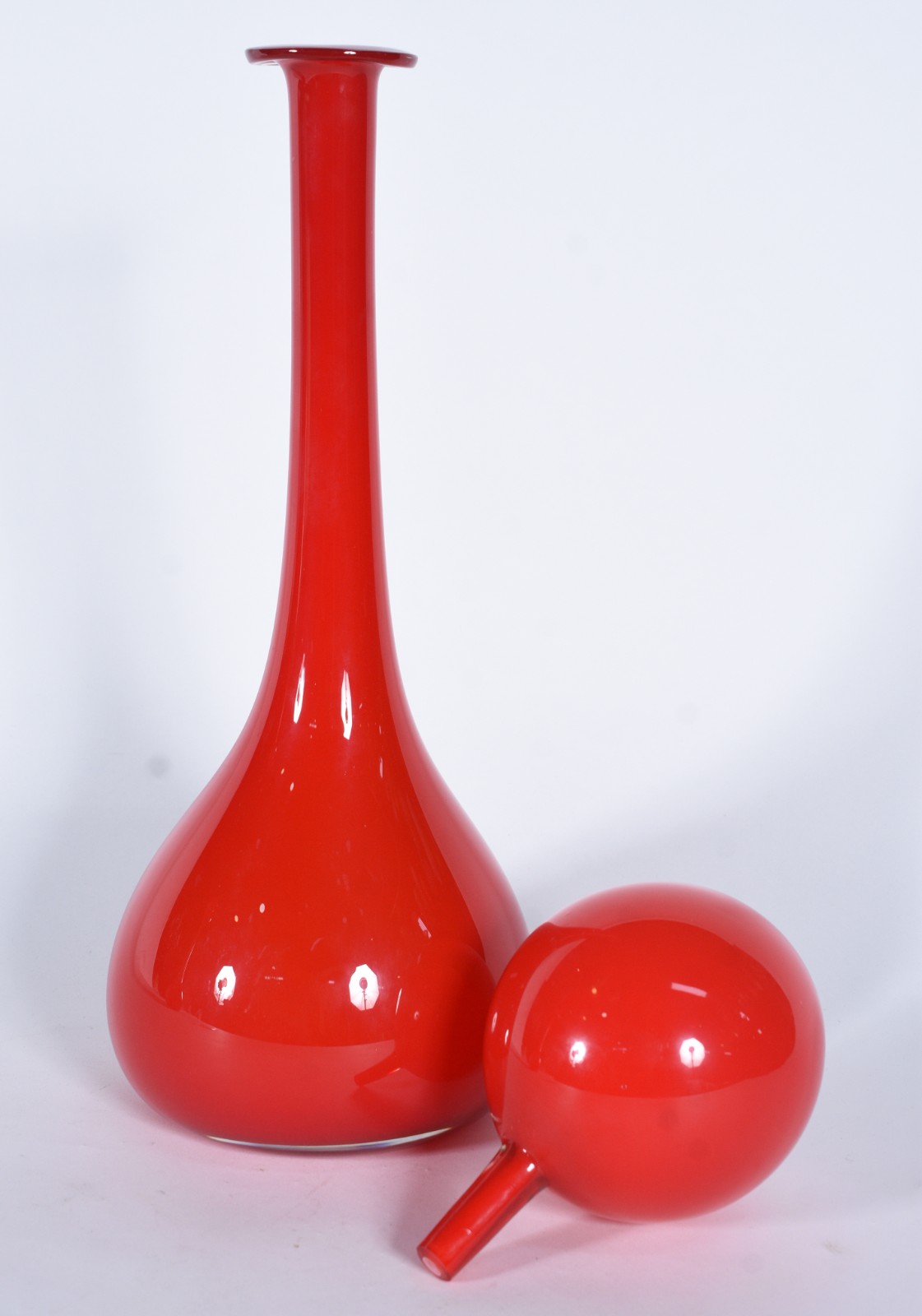 Garrafa longa de vidro vermelho. Anos 60. - foto 2 de 5
