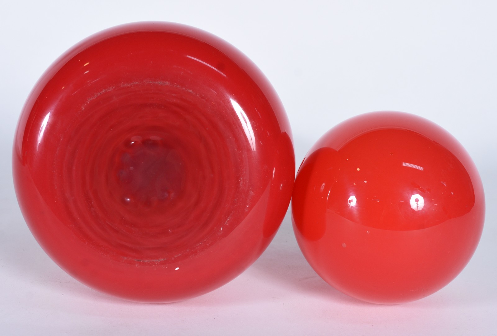 Garrafa longa de vidro vermelho. Anos 60. - foto 4 de 5